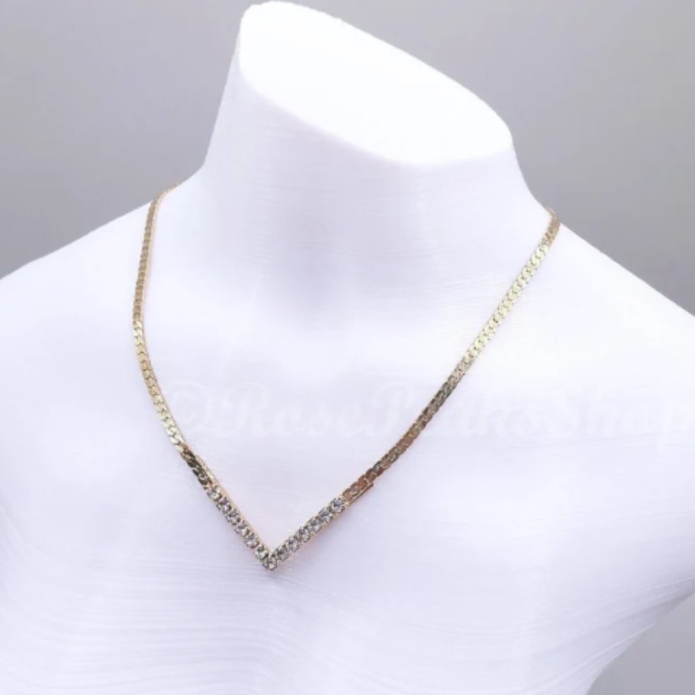 AVON Beautiful Vintage Necklace Rhinestone